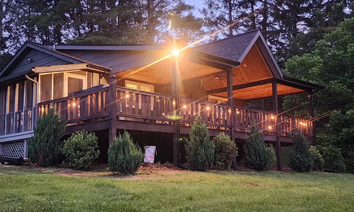 Crumpler Cottage | Dog-Kids and Family Friendly Riverfront Cabin!