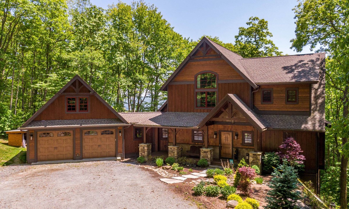 Banner Elk House | Eagles Landing at Eagles Nest: Luxury pet friendly home, views, hot tub, pool table, fire pit