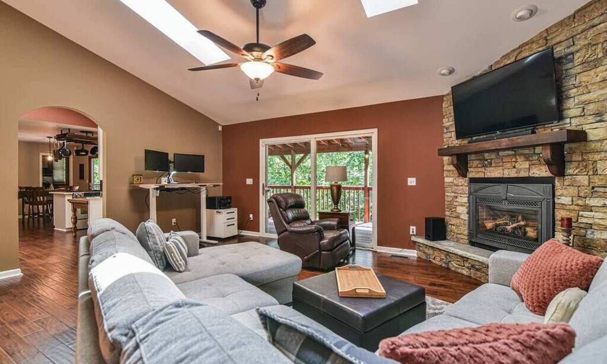 Asheville House | East AVL, 7 miles to Downtown, Game Room, Hot Tub