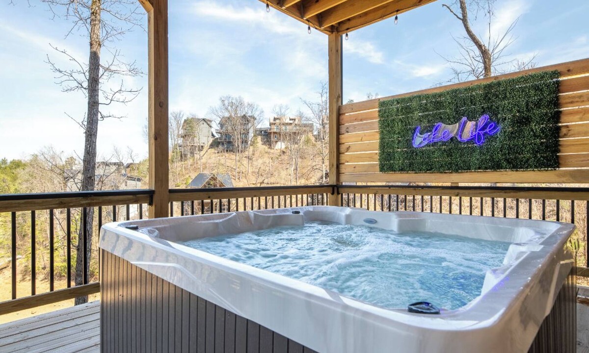 Sevierville Cabin | Elegant 3BD Near Lake | Arcades + Hot Tub + VIEWS!