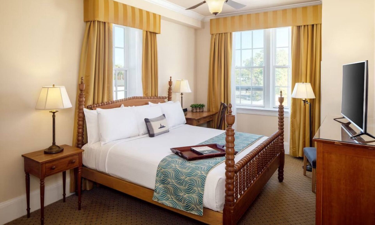 Berea Hotel | Elegant Suite Near Berea Artisan Center & Arts Council - Tranquil Retreat!