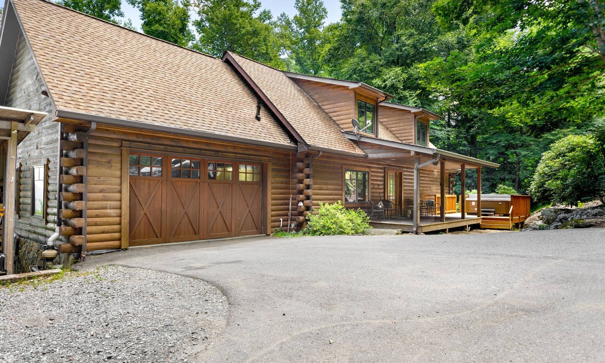 Asheville Cabin | Elk Mountain Lodge: An AVL Mountain Escape w/Hot Tub, Fireplace, Hi-Speed Wifi