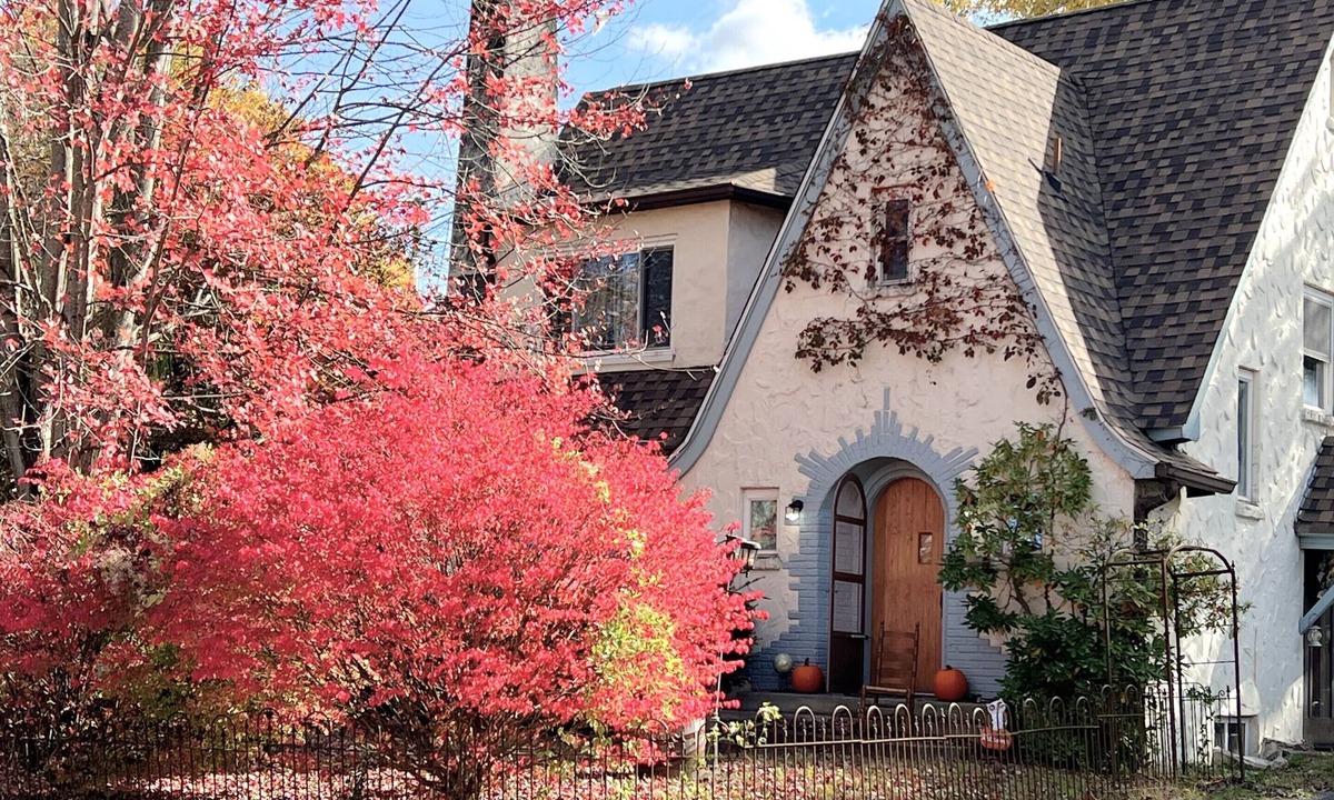 Summerlee House | Enchanting Storybook Cottage - Downtown Oak Hill
