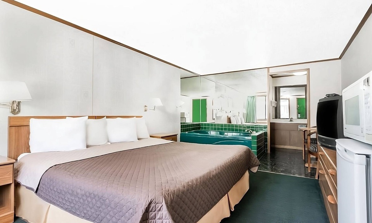 Summit Hotel | Enjoy Your Stay at Knights Inn Ashland! Pool, Picnic Area, Parking, WiFi
