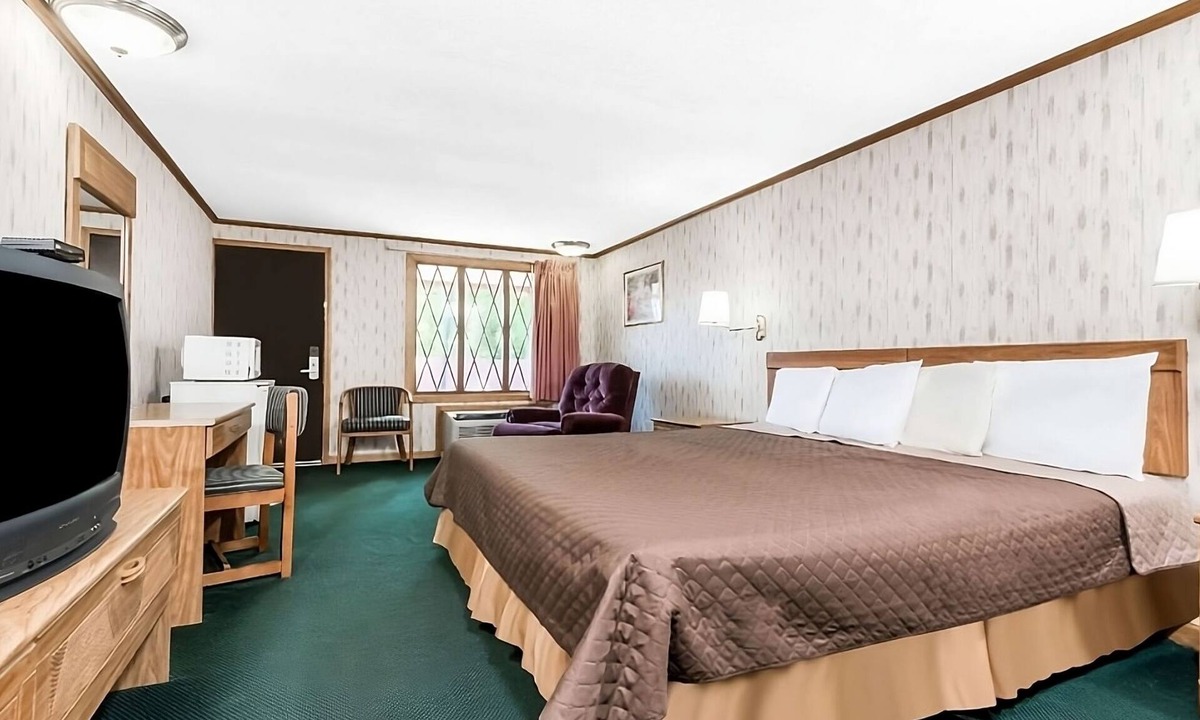 Summit Hotel | Enjoy Your Stay at Knights Inn Ashland! Pool, Picnic Area, Parking, WiFi