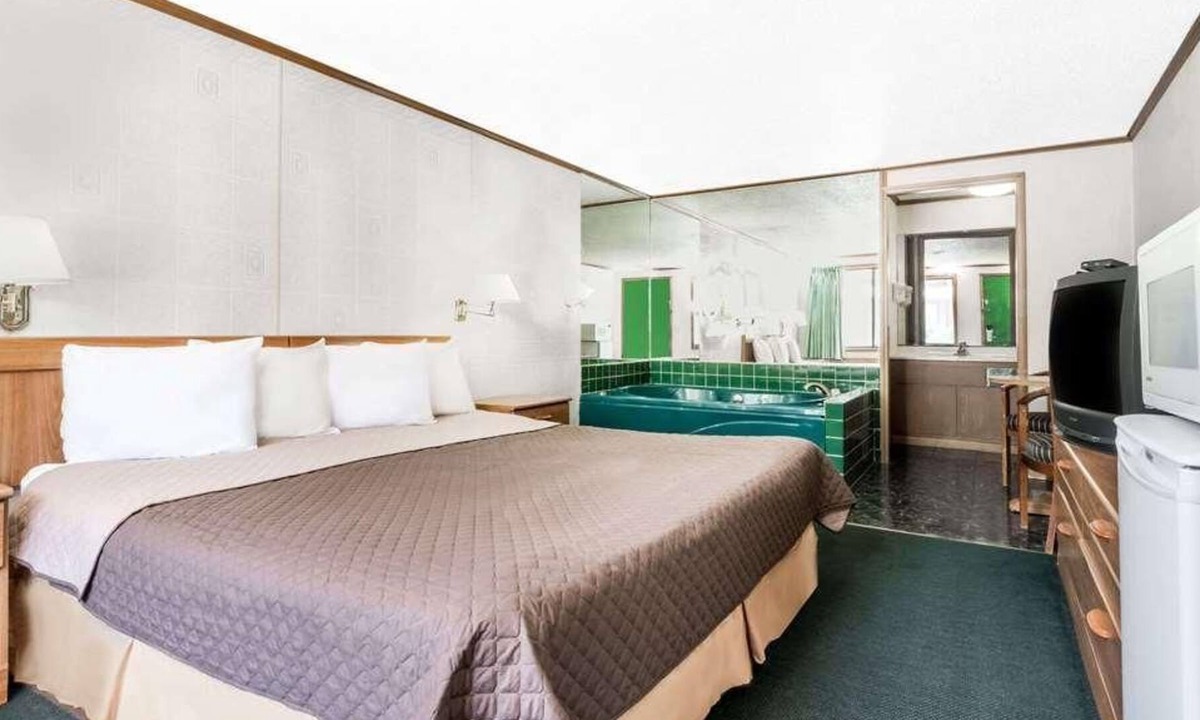 Summit House | Enjoy Your Stay at Knights Inn Ashland! Pool, Picnic Area, Parking, WiFi