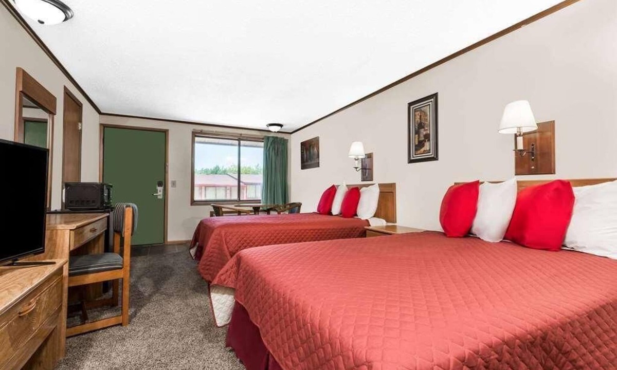 Summit Hotel | Enjoy Your Stay at Knights Inn Ashland! Pool, Picnic Area, Parking, WiFi