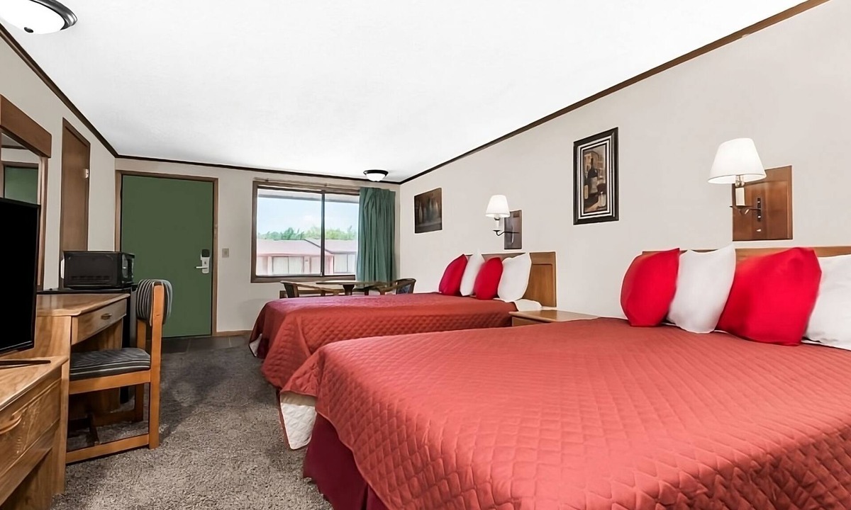 Summit Hotel | Enjoy Your Stay at Knights Inn Ashland! Pool, Picnic Area, Parking, WiFi