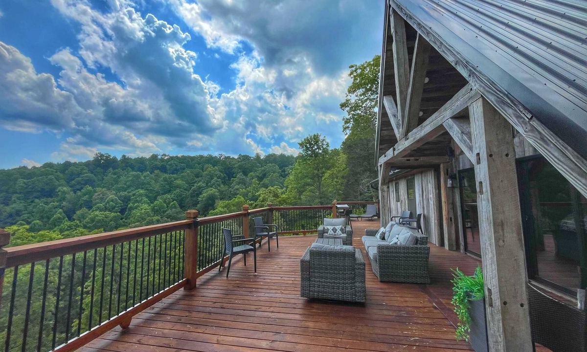 Heidelberg Cabin | Estill Oaks - Luxe Mountain View Retreat -Hot Tub - Secluded 80-Acre Escape for 16 Guests