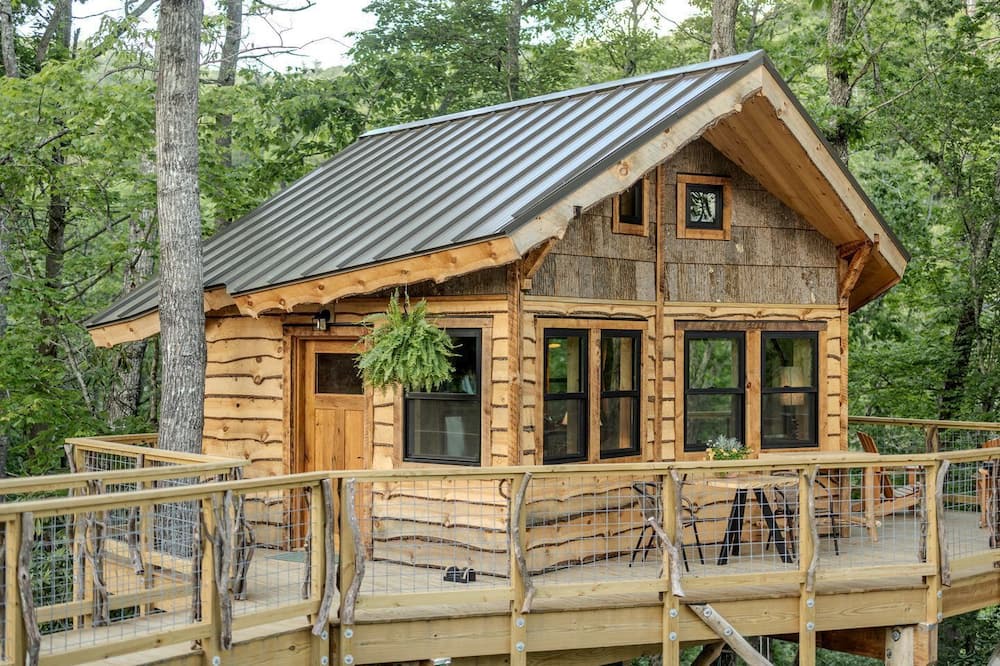 Zirconia Cabin | Exclusive Luxury Treehouse Escape with Soaking Tub & Pizza Oven Near Waterfalls, Zirconia, NC