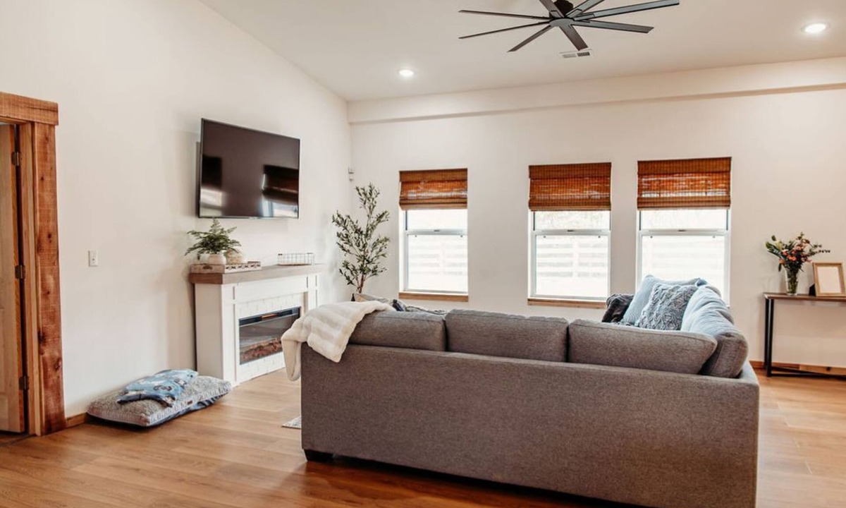 Jonesville House | Family Barndo - Sleeps 11 - Near Ark - Pet-Friendly