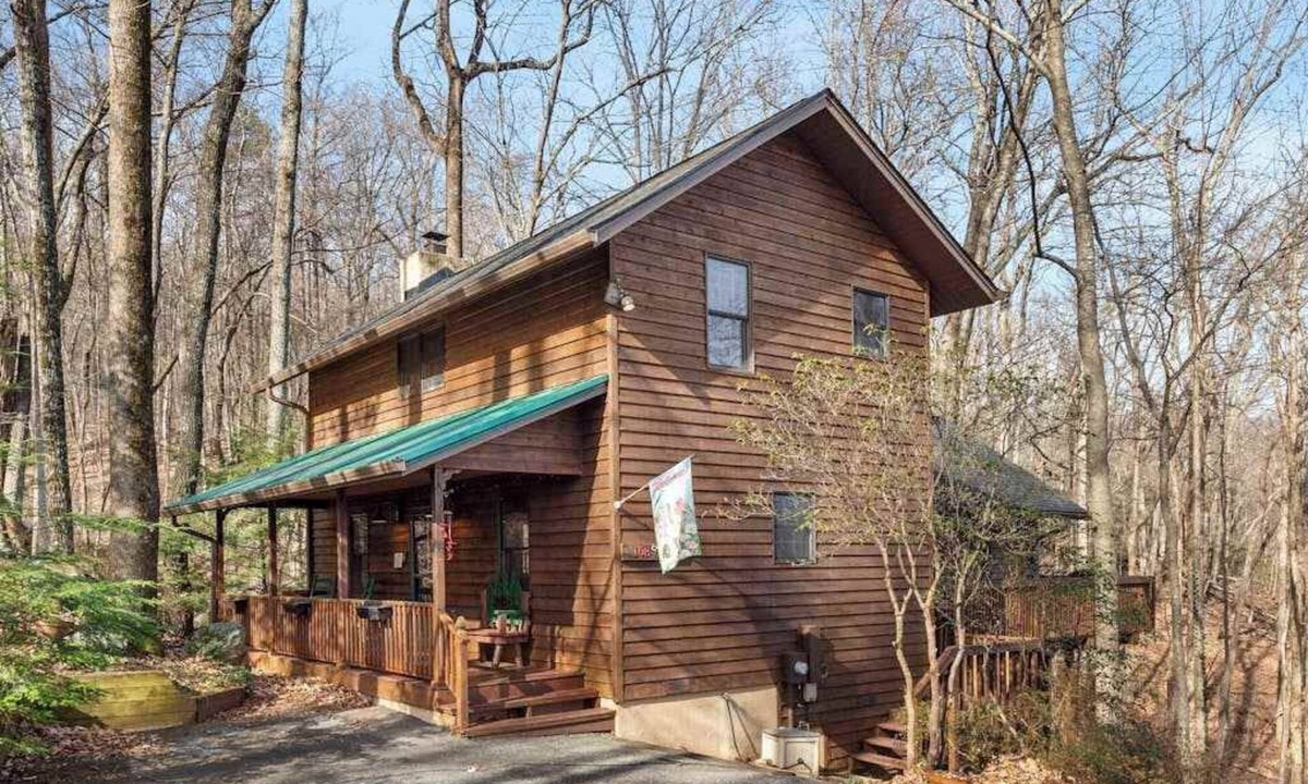 Lake Lure House | Family Escape at Rumbling Bald with Firepit, Games & Fiber Internet