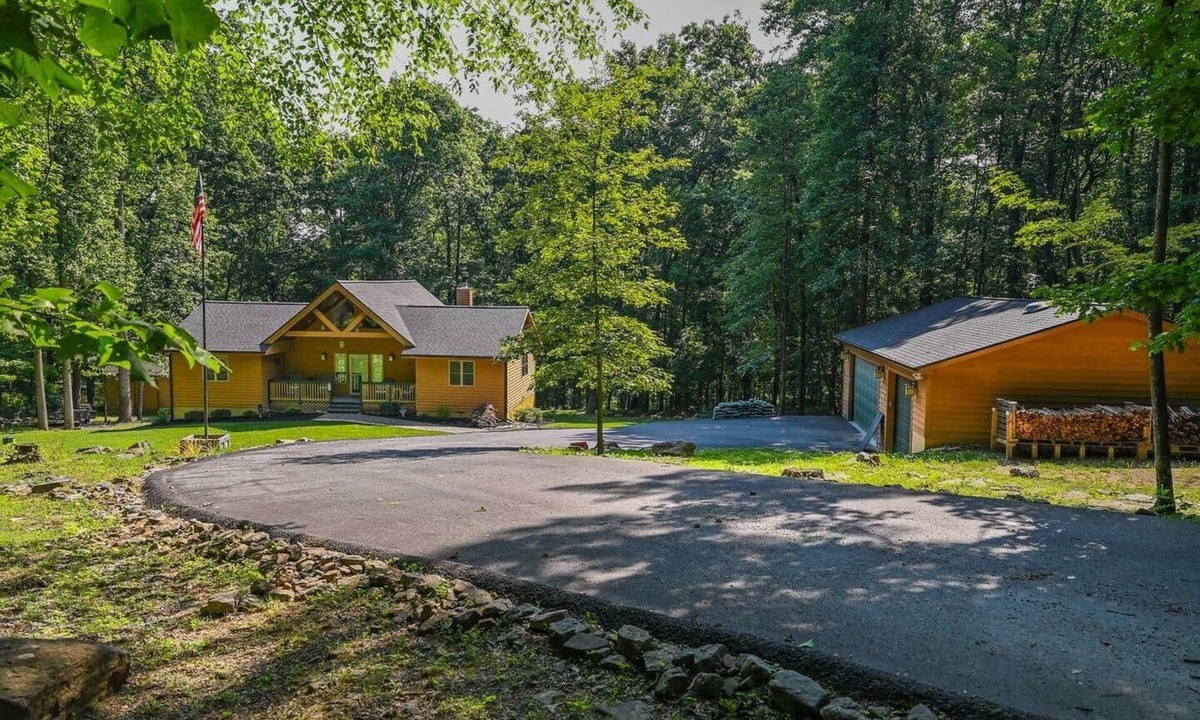 Berkeley Springs House | Family-Friendly Cabin – Games, Fire Pit, & Nature!