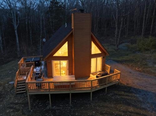North Glade Hills House | Family-Friendly Home w Hot Tub Fire Pit Games