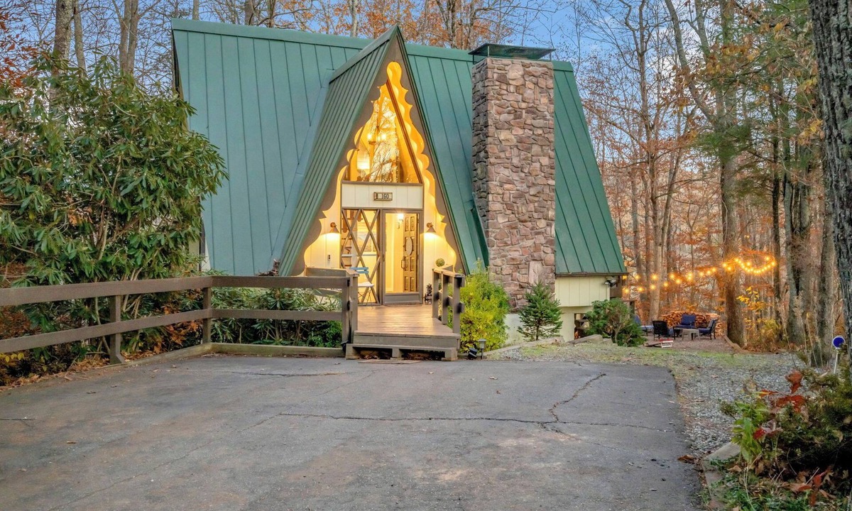 Newland Cabin | Family Fun-Hike-Kayaks-Arcade-Fire Pit