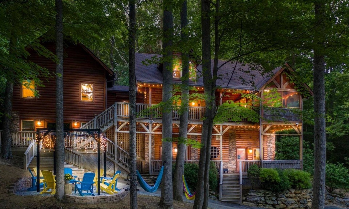 Banner Elk Cabin | Family Fun w/Mystic Glow Jungle KidsSafari Fire Pit Hot Tub Pets Luxe Amenities