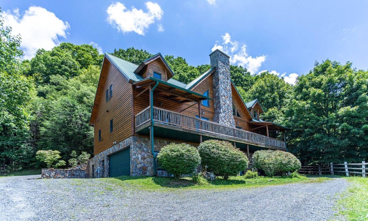 Elk Park Cabin | Family Lodge with Sunset Views
