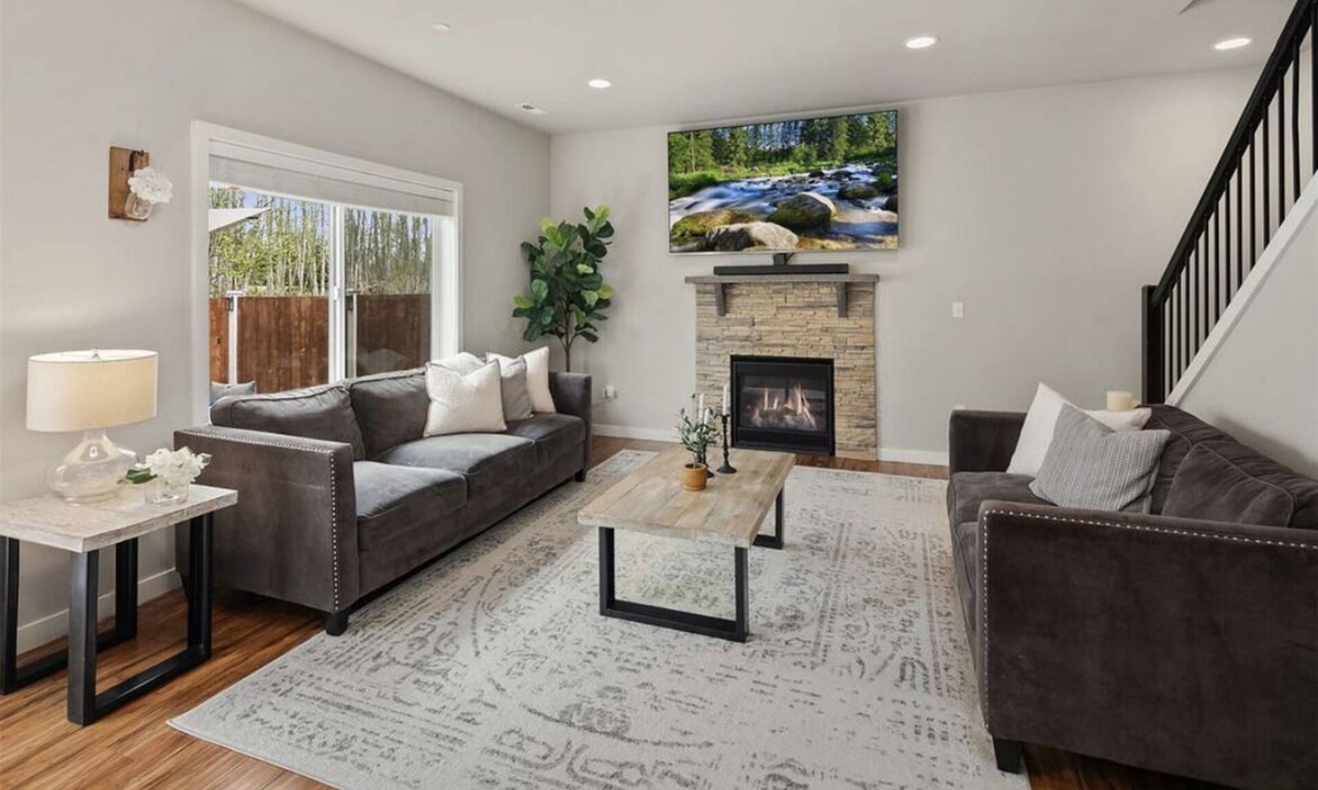 Holly House | Fantastic South Everett 4 bedroom, 2.5 bath home