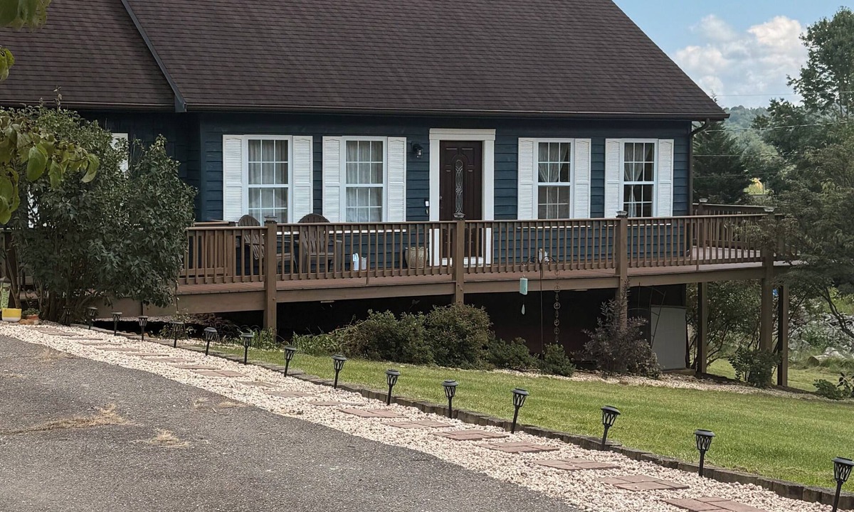 Jefferson House | Fantastic view of Mt. Jefferson; 2-bedroom house in charming Jefferson