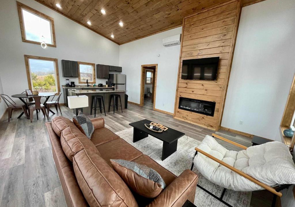 Rogers House | Fernwood Cabin - Pet-Friendly w Hot Tub