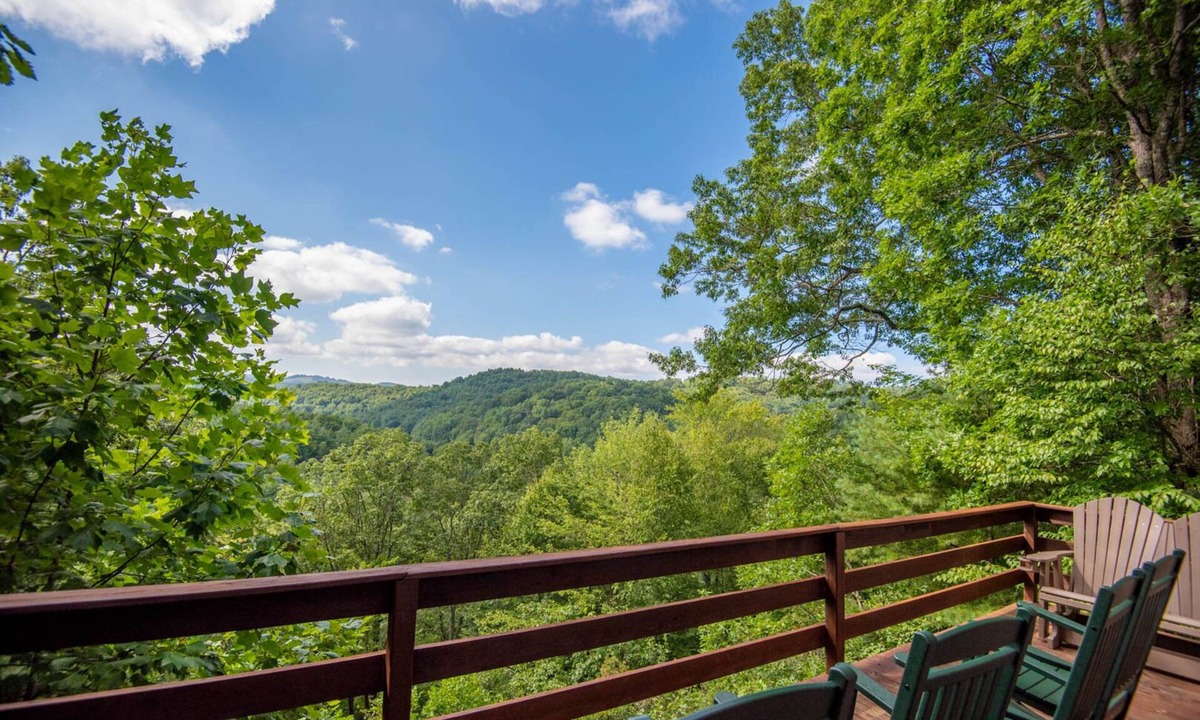 Fleetwood Cottage | Fleetwood Falls - VIEWS - Lake and New River Access - Close to Todd & Boone - 30 Min to Skiing