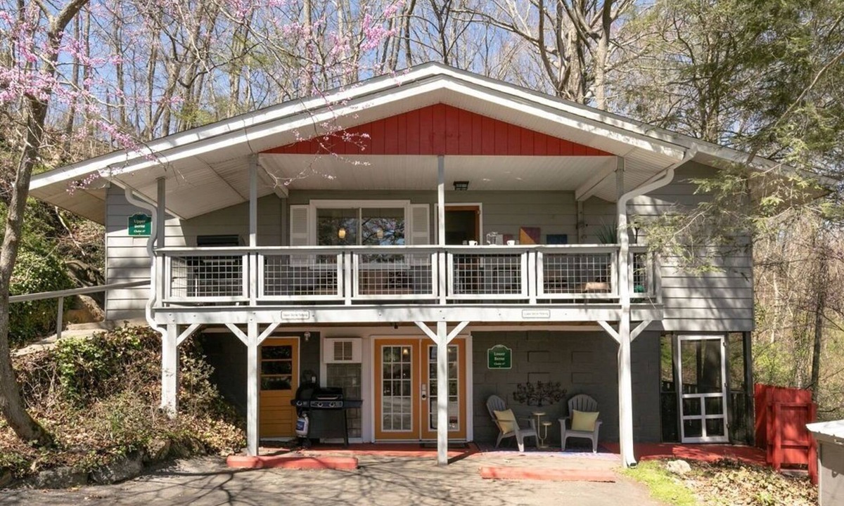 Kenilworth Ski Chalet | Full Berne Duplex Chalet 4 Mins to DT AVL, 10 Mins to Blue Ridge Parkway, Dogs
