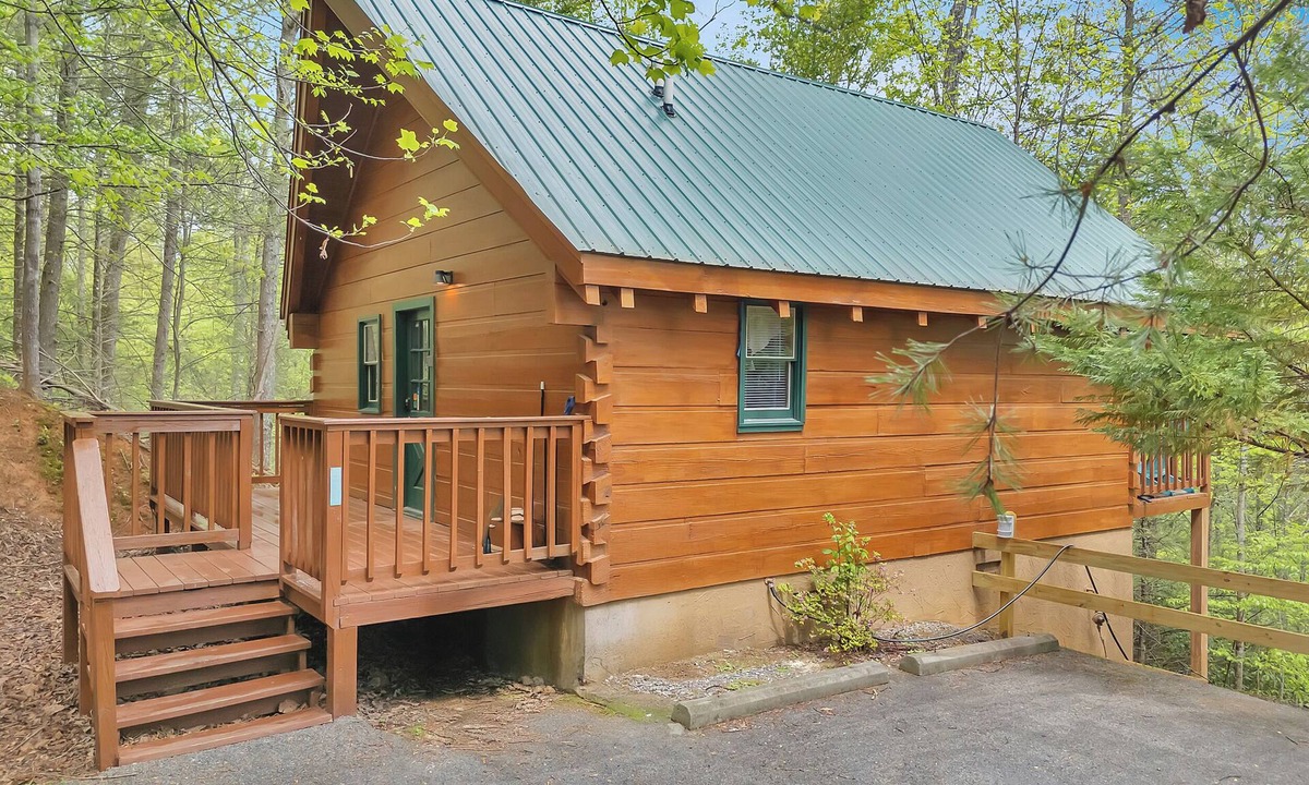 Gatlinburg Cabin | Gatlinburg | Hot Tub | Pet Friendly | Fireplace | WiFi