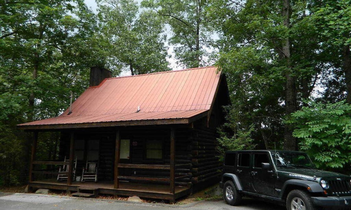 Pittman Center Cabin | Gatlinburg Log Cabin for Honeymooners or Just A Well Deserved Getaway