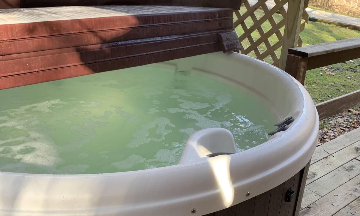 Slade Cabin | Getaway cabin close to Natural Bridge State Park with hot tub and internet