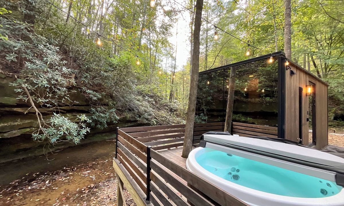 Campton Apartment | “Glass House” #1 - Modern Mirror Home w/Hot-tub