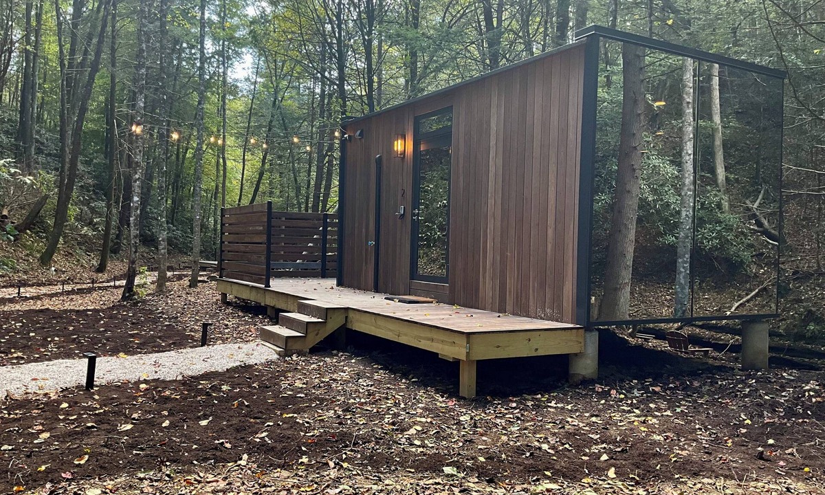 Campton Cabin | “Glass House” #2 - Modern Mirror Home w/Hot-tub