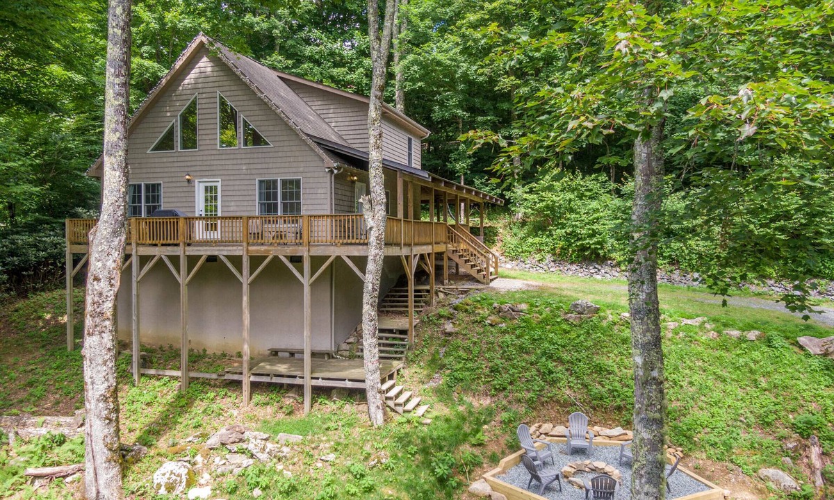 Sugar Mountain House | Gone Ski'Inn - Pet Friendly! Minutes to ski slopes, golf course, tennis, shopping, and more!