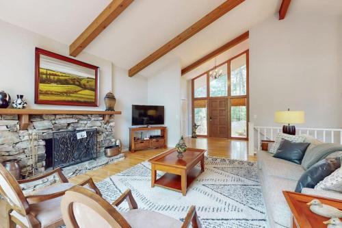 Hendersonville House | Gorgeous Little River Escape