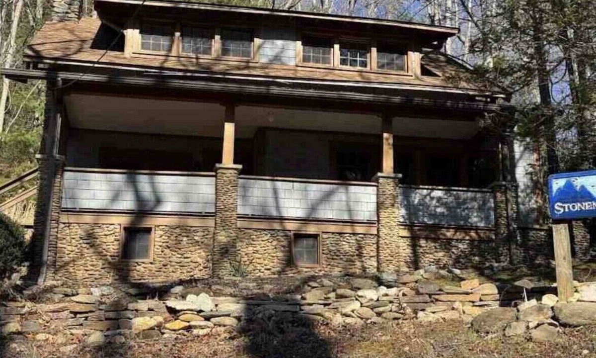 Montreat House | Great house and a porch full of rocking chairs in Montreat close to Lake Susan