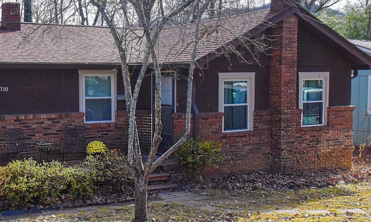 Black Mountain Cottage | Greenway Cottage - In-Town with Creek access