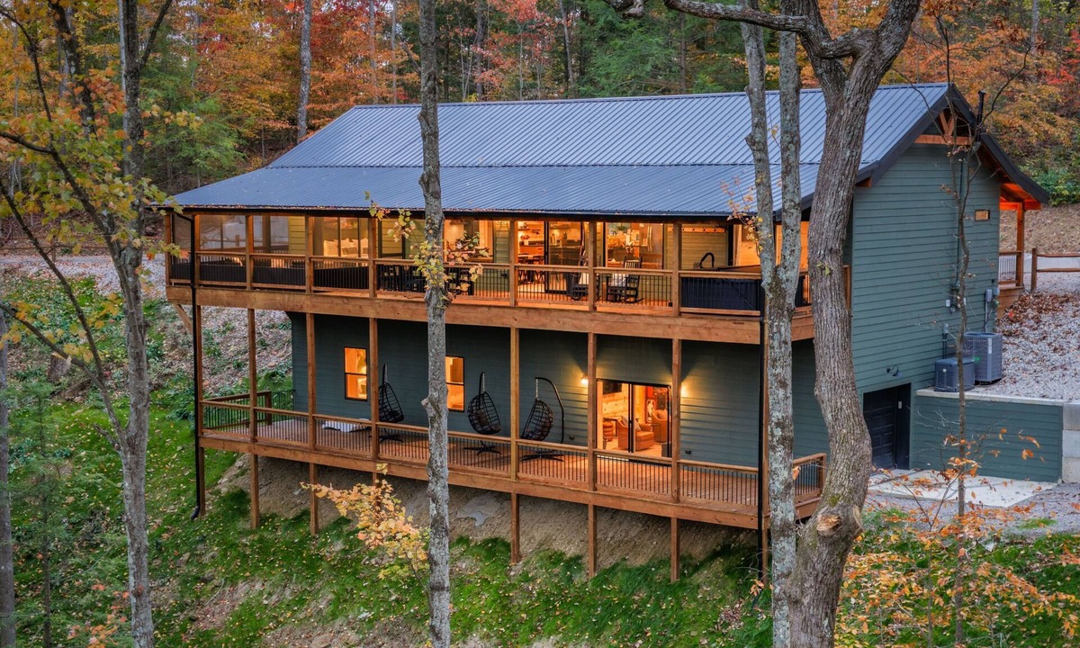 Frenchburg Apartment | Guest fav! New 4 King, Hot Tub, Firepit, Cave View