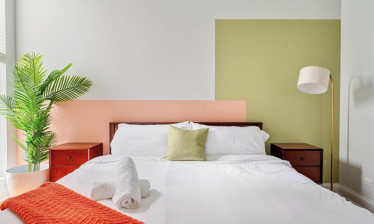 Near West Side Apartment | Gym | Garage Parking | Balcony | Sleeps 6