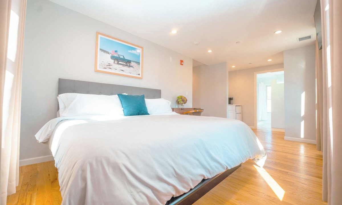 Hampton Bays Hotel | Hampton Bays Hotel on Main