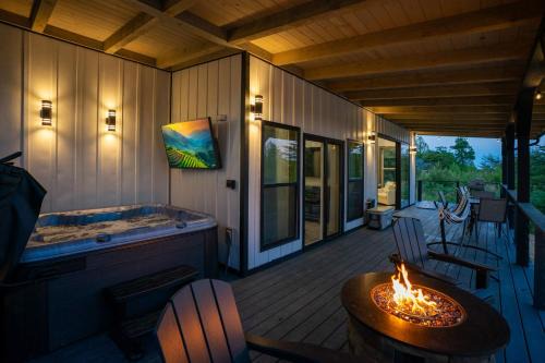 Rogers House | Hazel Hollow Hot Tub W- TV Steam Shower