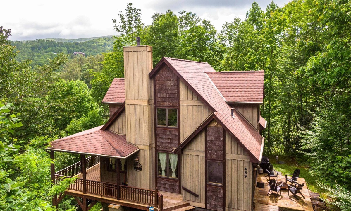 Elk Park House | Headwaters Hideaway 2 bed 2 and a half bath home in gated community near Banner Elk