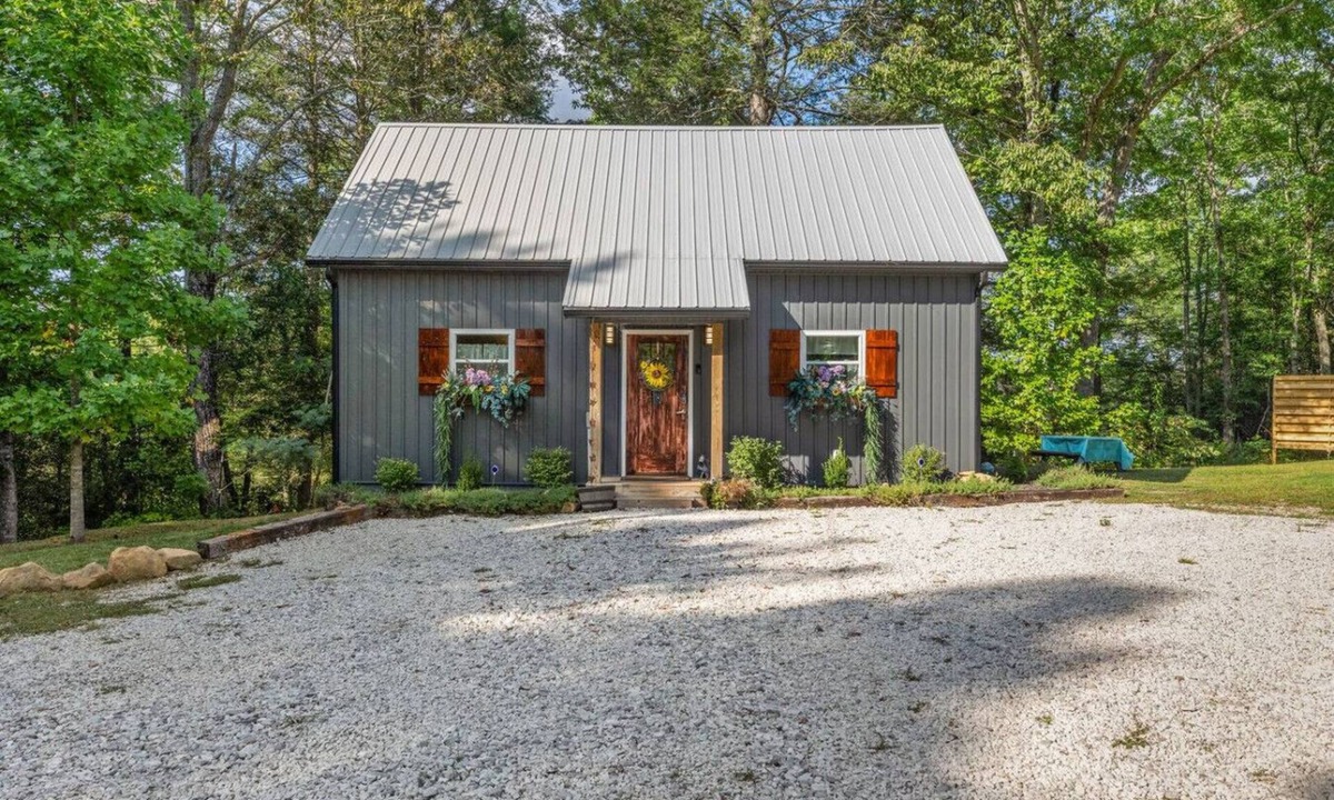 Rogers Cabin | Hemlocks Over Muir-WiFi, Firepit, Hot Tub, located in Muir Valley