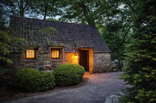 Tynecastle House | Hideaway Cottage Chateau DuMont