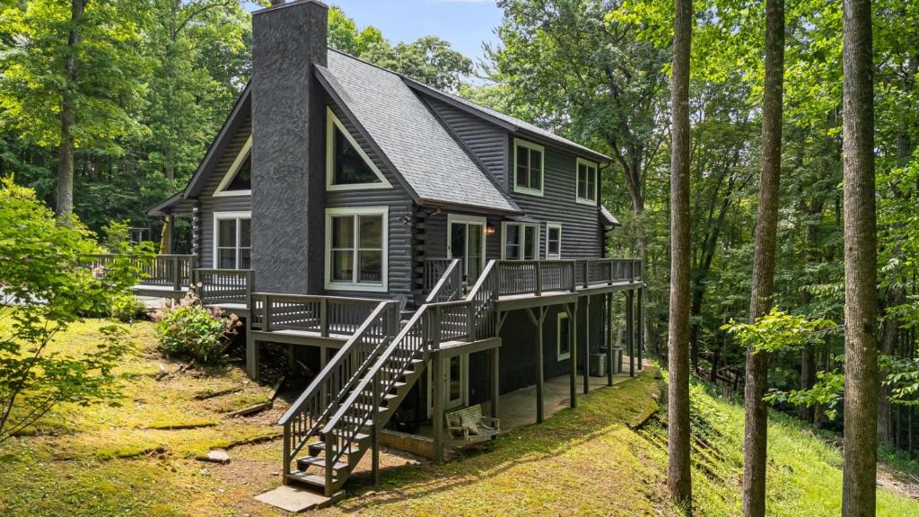 Cullowhee House | Highlands Cabin Retreat w Deck and Fire Pit