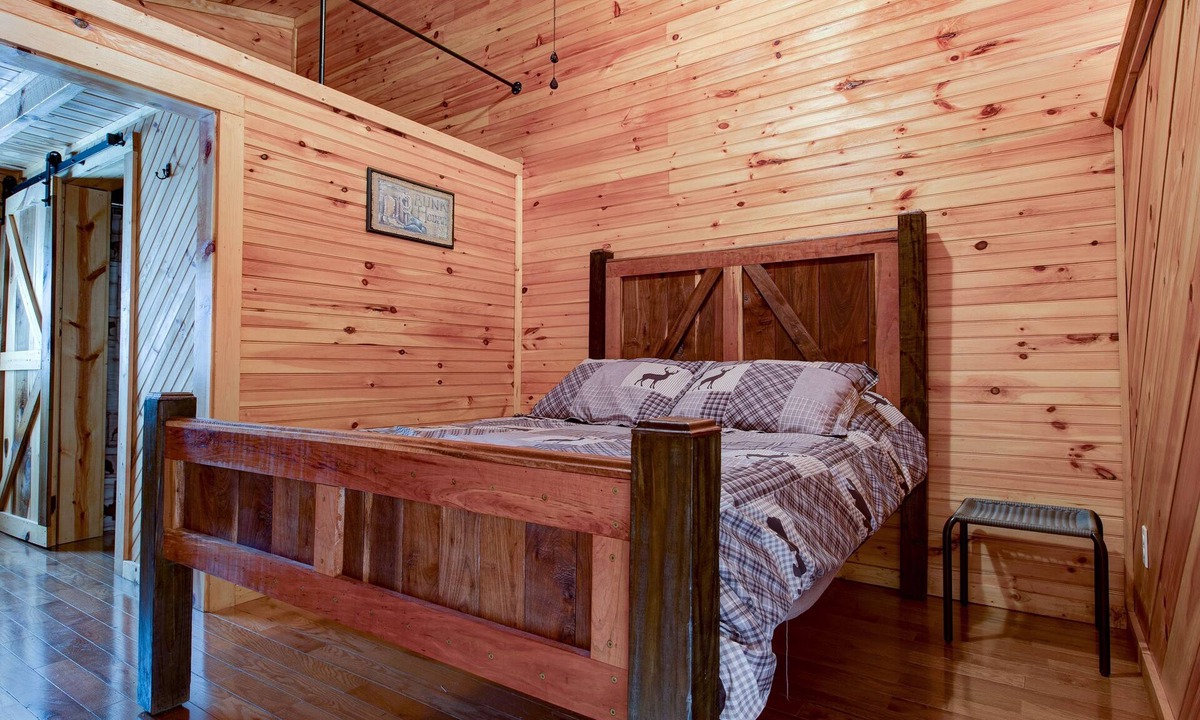 Pine Ridge House | Hikers Gem Handcrafted Cabin in RRG Pet Friendly Fire Pit