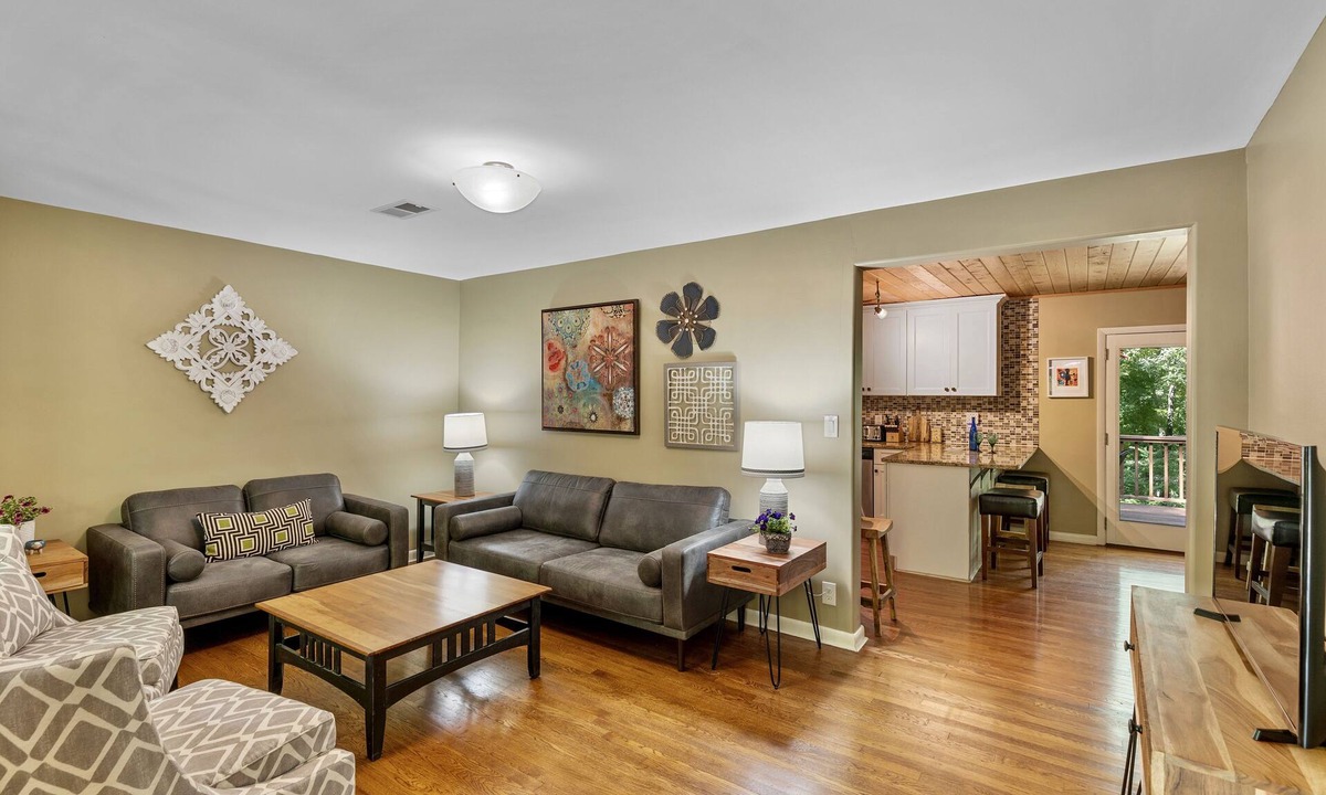 Asheville House | HIKING, Peaceful Retreat 🌿Lovely✨, DECK🍻Fire Pit ,close 2 Ashvl, & Blue Rdg Pkwy