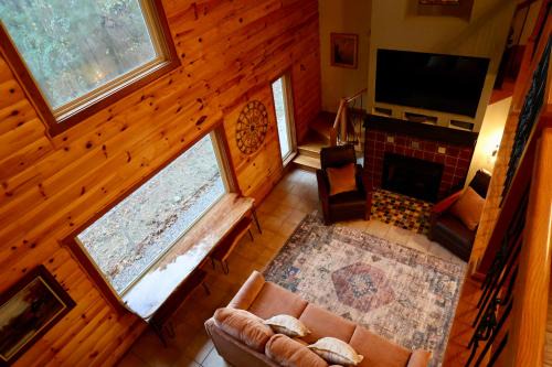 Hot Springs Village House | Hillside Hideaway Retreat - A Secluded Modern Cabin