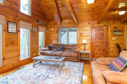 Campton House | Hillside Loft with Hot Tub Red River
