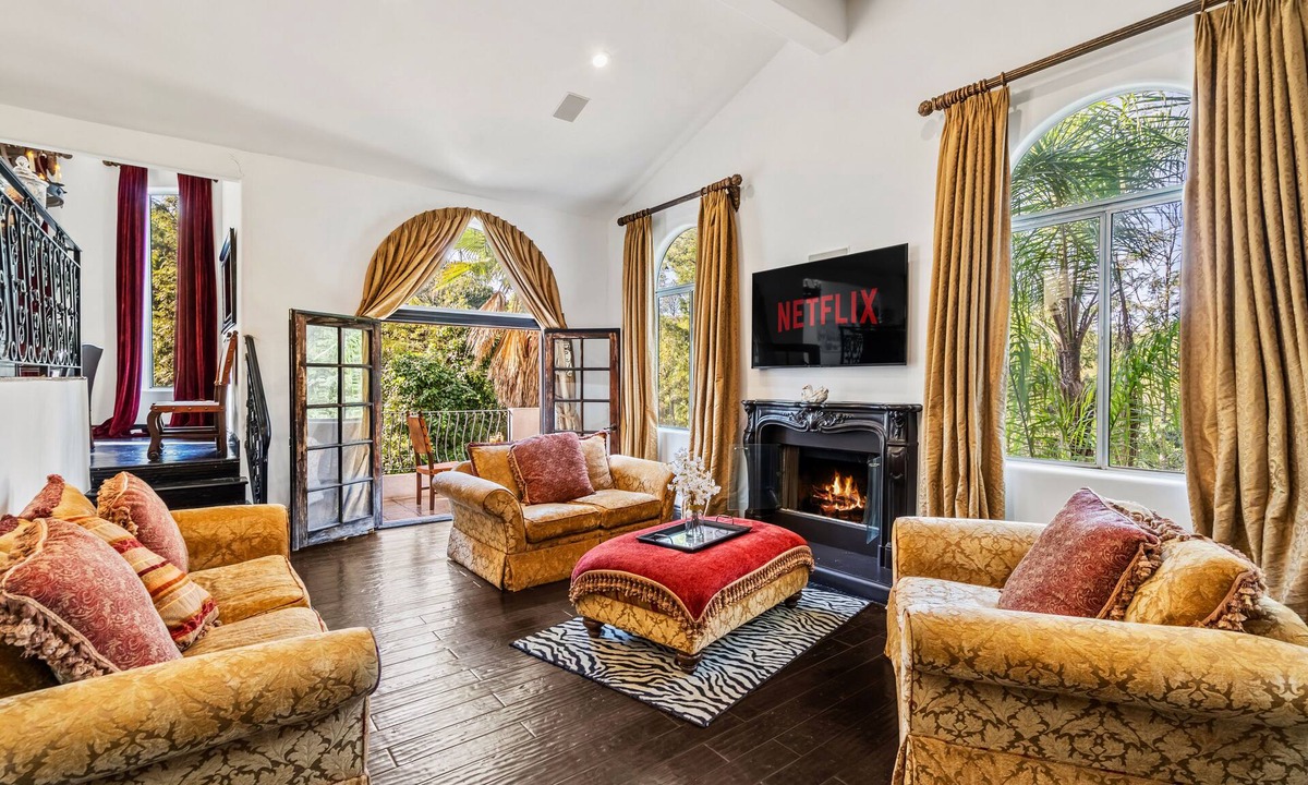 Los Angeles House | Hillside Retreat Near Universal Studios & Hollywood Sign