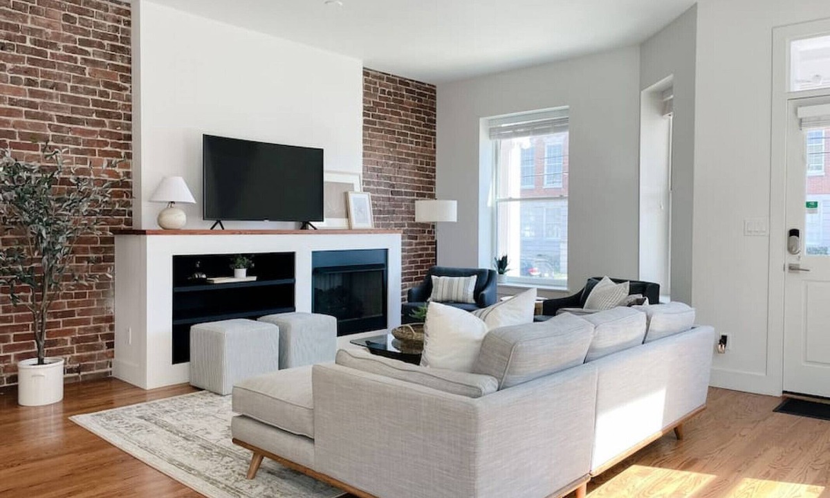 Downtown Knoxville Villa | Historic 1900`s Townhome with a Modern Flair