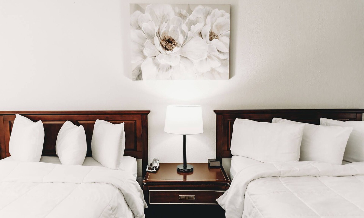Buckhannon Hotel | Historic Main Street Stay – Hotel Room with 2 Doubles & Private Bath